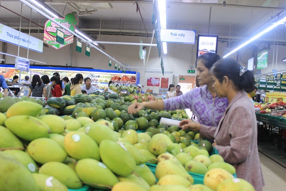 Chọn mua nông sản Việt tại siêu thị Co.opMart Buôn Ma Thuột.