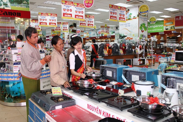 Người tiêu dùng chọn mua hàng tiêu dùng tại Siêu thị Nguyễn Kim Buôn Ma Thuột. 