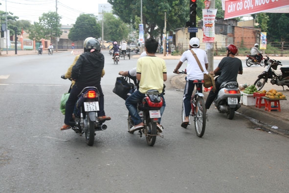 Nhiều học sinh đang sử dụng xe máy điện, mô tô điện  làm phương tiện đến trường.
