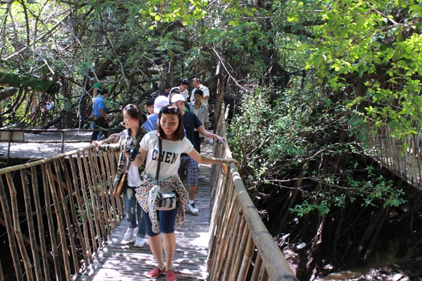 Tham quan cầu treo tại Trung tâm du lịch Buôn Đôn.