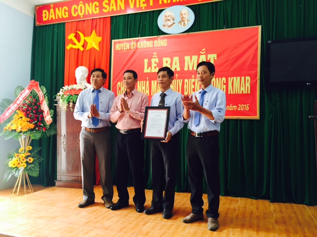 Lãnh đạo Huyện ủy Krông Bông trao Quyết định thành lập Chi bộ Nhà máy Thủy điện Krông Kmar.