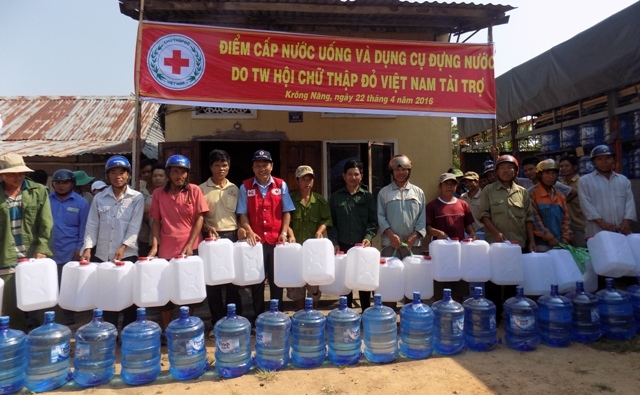 Lãnh đạo Hội Chữ thập đỏ tỉnh trao tặng dụng cụ trữ nước cho các hộ nghèo trên địa bàn huyện Krông Năng.