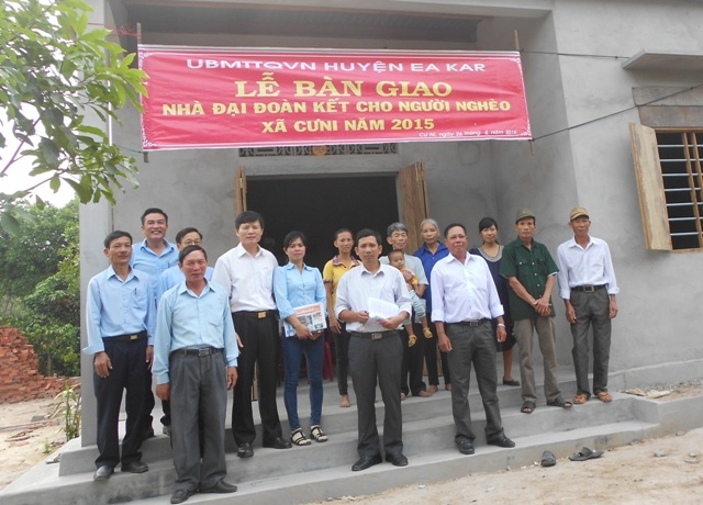 Ủy ban MTTQVN huyện Ea Kar trao tặng nhà Đại đoàn kết cho gia đình chị Mai Thị Hiệp.