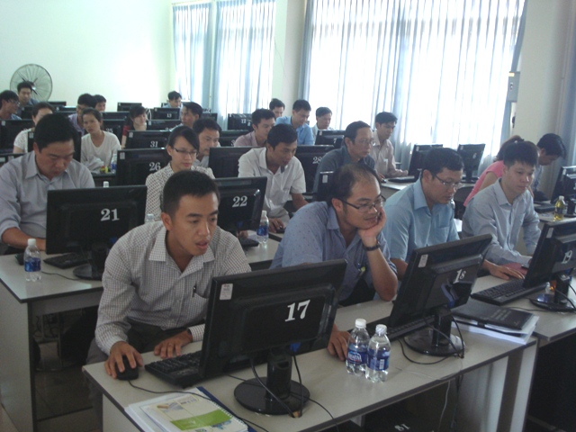 Các học viên tham gia lớp học đang thực hành trên máy tính.