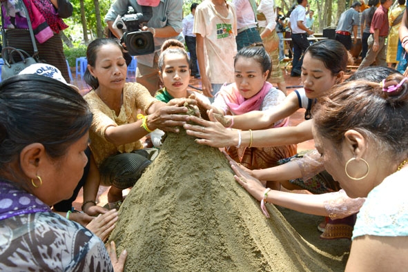 Đắp Tháp cát - một trong những phong tục truyền thống không thể thiếu trong ngày Tết Bunpimay của người Lào.