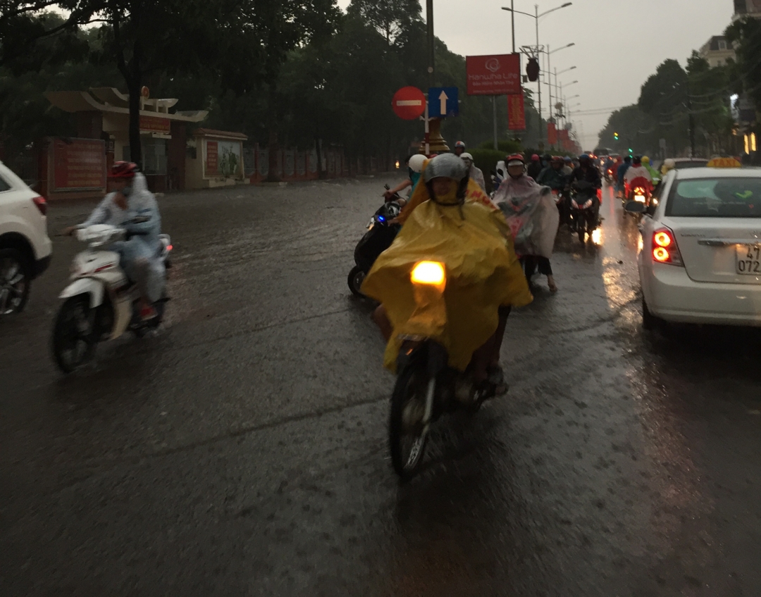 Giao thông hỗn loạn do đường Nguyễn Tất Thành hướng Km3 - Ngã Sáu xe máy không thể di chuyển được