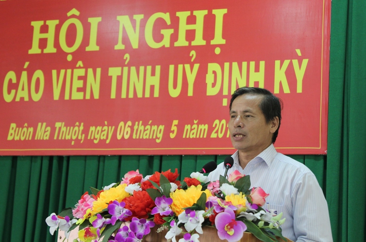 Phó trưởng Ban Tuyên giáo Tỉnh ủy Nguyễn Cảnh trao đổi ý kiến với các đại biểu tại Hội nghị