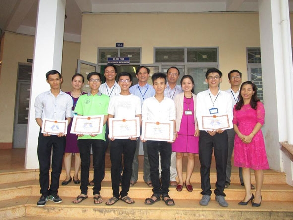 Lê Bá Thông (người đứng thứ 3, hàng đầu tiên từ trái qua) cùng thầy cô và các thí sinh tham dự kỳ thi Olympic Toán học năm 2016. 
