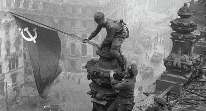Người lính Hồng quân cắm cờ trên nóc tòa nhà Quốc hội Đức, đánh dấu sự sụp đổ của phátxít. (Nguồn: Sputnik)
