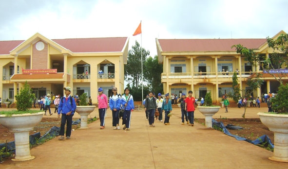 Trường THCS Trần Phú (xã Ea Tân, huyện Krông Năng) được công nhận đạt chuẩn Quốc gia mức độ I từ năm 2011.