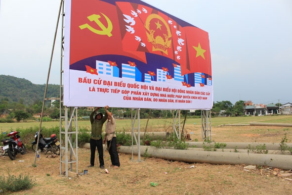 Treo băng rôn, pa-nô tuyên truyền về bầu cử tại huyện Lắk.