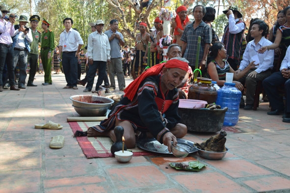 Người dân buôn Trí A, xã Krông Na làm Lễ cúng Yàng tại một Lễ hội văn hóa truyền thống các dân tộc huyện Buôn Đôn.