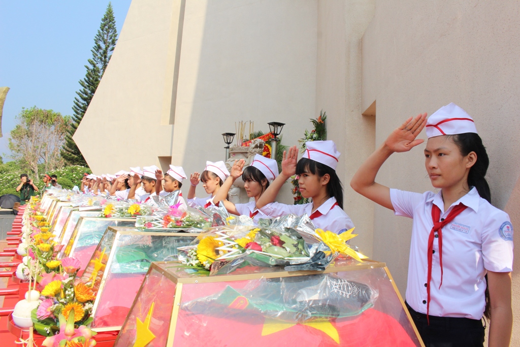 Các em học sinh trên địa bàn TP. Buôn Ma Thuột dâng hoa lên anh linh các liệt sỹ.