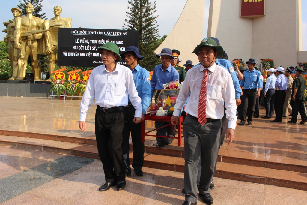 Các đồng chí lãnh đạo tỉnh làm lễ di quan, tiễn đưa các liệt sỹ đến nơi yên nghỉ tại Nghĩa trang Liệt sỹ tỉnh.