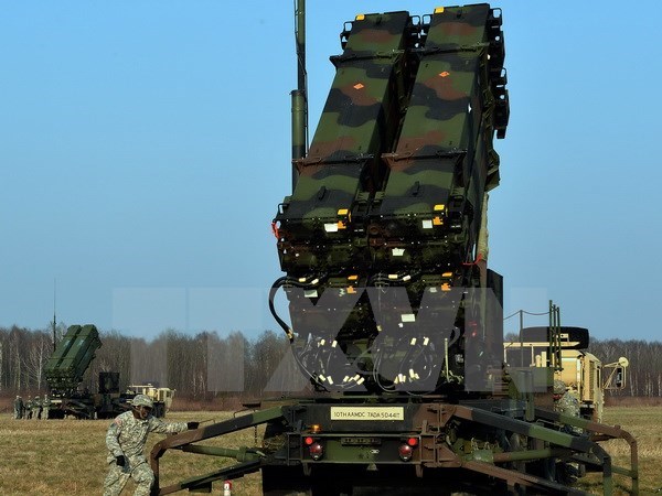 Binh sĩ Mỹ lặp đặt bệ phóng tên lửa Patriot ở Sochaczew, Ba Lan. (Nguồn: AFP/TTXVN)