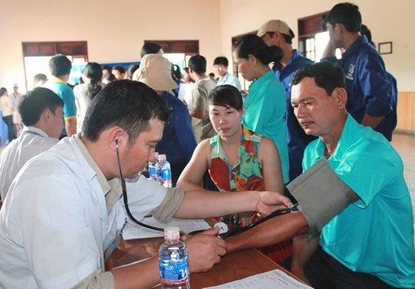 LĐLĐ tỉnh phối hợp tổ chức khám bệnh, cấp thuốc miễn phí cho người lao động tại Khu công nghiệp Hòa Phú .