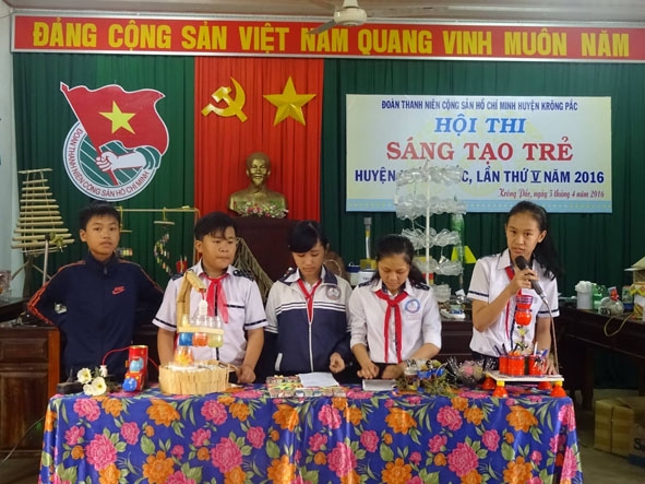 Các em học sinh tiểu học (huyện Krông Pắc) tham gia Cuộc thi “Sáng tạo trẻ” với nhiều sản phẩm mới lại, có tính ứng dụng cao.