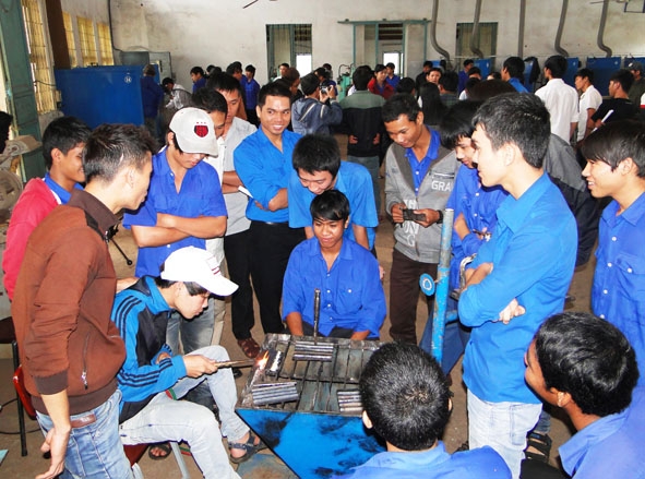 ĐVTN tham quan một buổi học tại Trường Cao đẳng Nghề Đắk Lắk.