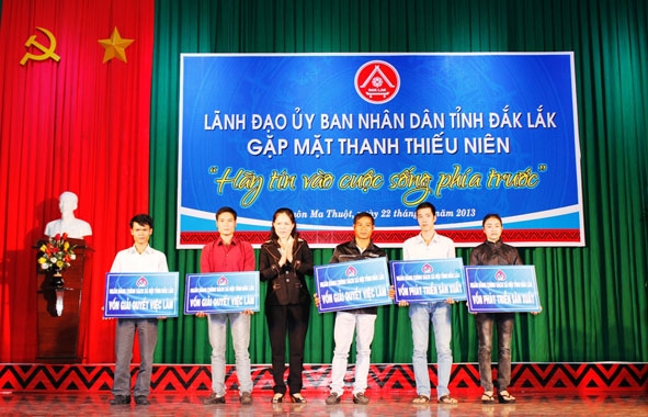 Hội LHTN Việt Nam tỉnh trao vốn “Khởi nghiệp” cho thanh niên hoàn lương.