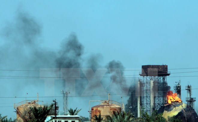 Kho khí đốt tại nhà máy Taji ở ngoại ô Baghdad, Iraq bốc cháy sau vụ đánh bom xe liều chết ngày 15-5. (Nguồn: AFP/TTXVN)