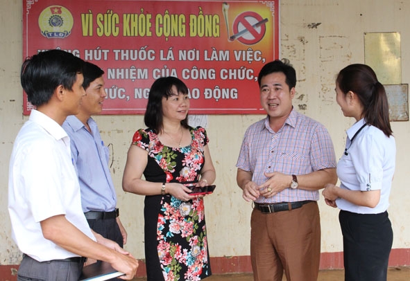 Thầy Phạm Thành Ngọc trò chuyện với các giáo viên.     Ảnh Nguyễn Xuân