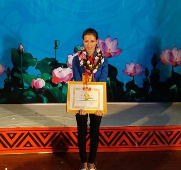 Cô Trang nhận Bằng khen của Ban Thường vụ Tỉnh Đoàn tại Hội thi  Giáo viên - Tổng phụ trách Đội giỏi  năm 2016.