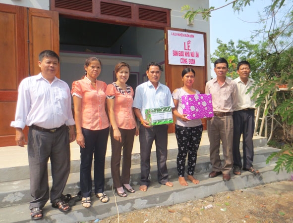 Niềm vui của vợ chồng chị Sao Nang Vinh (xã Krông Na, huyện Buôn Đôn) trong ngày nhận bàn giao nhà “Mái ấm công đoàn”