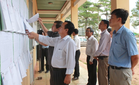 Đoàn kiểm tra số 2 của UBBC tỉnh kiểm tra công tác chuẩn bị bầu cử tại xã Cư Né (huyện Krông Búk)