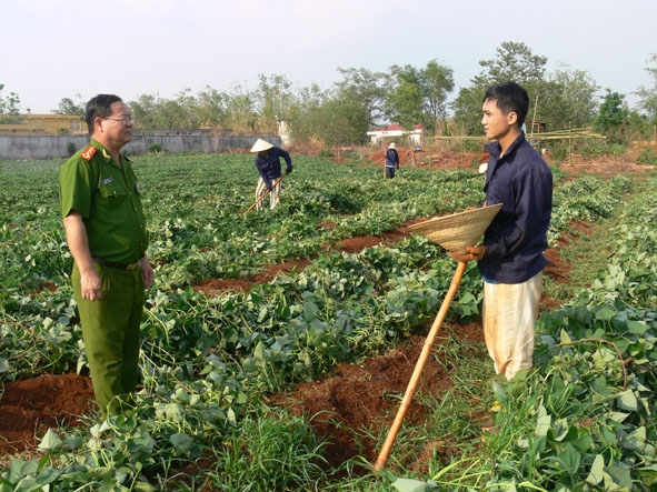 Giám thị Trại tạm giam thăm hỏi, động viên các phạm nhân.