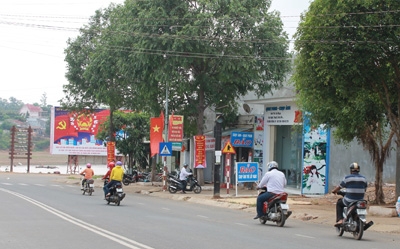 Pa nô, khẩu hiệu và cờ tuyên truyền cho ngày bầu cử được treo dọc các tuyến đường trung tâm thị trấn Buôn Trấp.