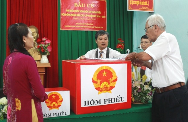 niêm phong hòm phiếu.JPG
