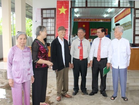 Bí thư Tỉnh ủy, Trưởng Ban Chỉ đạo bầu cử tỉnh Êban Y Phu trao đổi với các cử tri lớn tuổi.