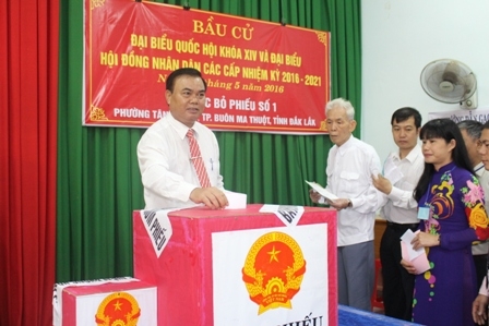 Bí thư Tỉnh ủy, Trưởng ban bầu cử tỉnh Ê ban Y Phu là cử tri đầu tiên bỏ phiếu.