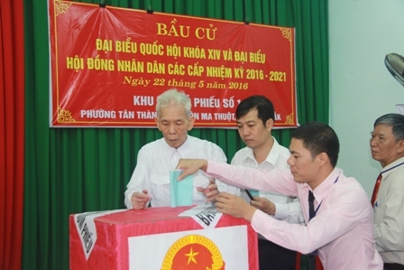 Ban bầu cử  khu vực số 1 (phường Tân Thành) hỗ trợ cử tri cao tuổi thực hiện quyền công dân của mình.
