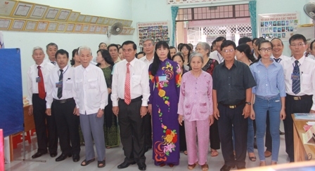 Cử tri khu vực bỏ phiếu số 1(phường Tân Thành, TP. Buôn Ma Thuột)  thực hiện nghi thức chào cờ.