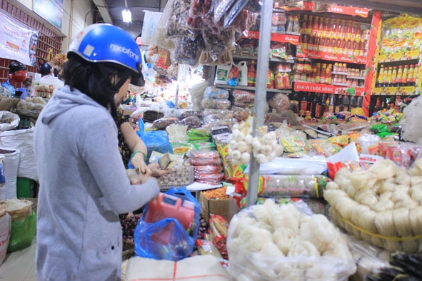 Người tiêu dùng không khó để tìm mua các loại gia vị trôi nổi giá rẻ tại nhiều quầy hàng khô  ở các chợ trên địa bàn Buôn Ma Thuột.