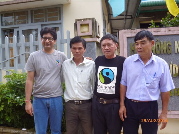 Ông Nguyễn Đình Hào (thứ 2 từ phải qua) chụp hình lưu niệm với đối tác  của mình. (Ảnh nhân vật cung cấp)