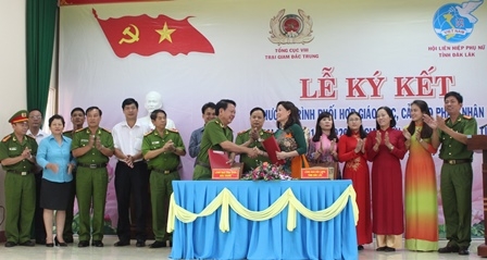 Đại diện lãnh đạo Hội LHPN tỉnh và Trại giam Đắk Trung ký kết chương trình phối hợp