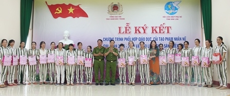 Lãnh đạo Hội LHPN tỉnh và Trại giam Đắk Trung tặng quà động viên các phạm nhân nữ 