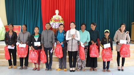 Chủ tịch Hội LHPN tỉnh Nguyễn Thị Thu Nguyệt tặng quà phụ nữ nghèo tại huyện Lắk