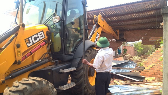 Lực lượng chức năng tháo dỡ nhà xây dựng trái phép trên đất quy hoạch ở phường Tân Lập.