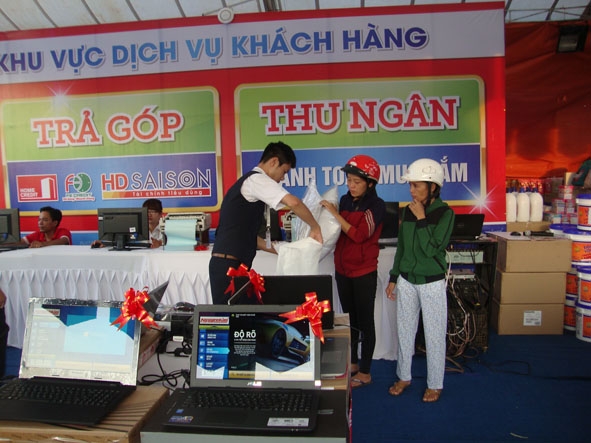 Người dân tham quan, mua sắm  tại một phiên chợ hàng Việt được  tổ chức  tại huyện Krông Bông.