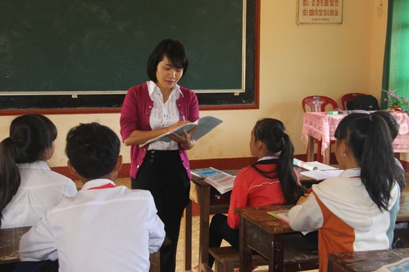 Trong tiết sinh hoạt đầu giờ, giáo viên Trường THCS Ea Hu (huyện Cư Kuin) đều định hướng nghề nghiệp cho học sinh.  
