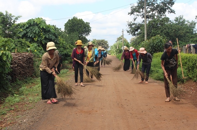 Hội viên phụ nữ xã Ea Tul, huyện Cư M'gar dọn vệ sinh đoạn đường phụ nữ tự quản