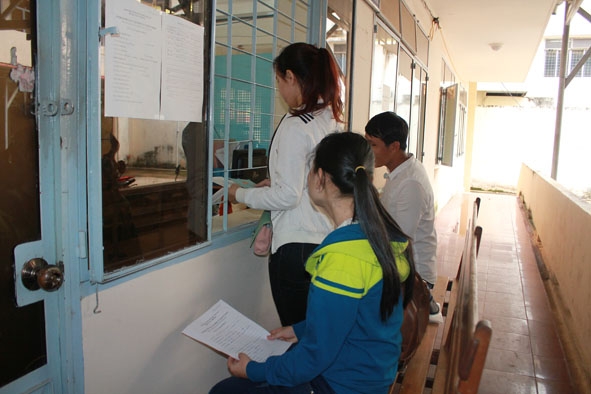 Người dân làm thủ tục cấp, trả phiếu LLTP tại Phòng Một cửa, Sở Tư pháp