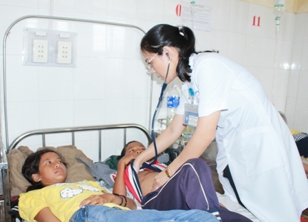 Hai em Y Hùng và H'Gua đang được theo dõi sức khỏe tại khoa Nhi tổng hợp, Bệnh viện Đa khoa tỉnh