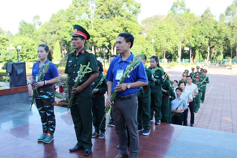 Đại biểu và chiến sĩ SIA dâng hoa báo công lên Bác tại Tượng đài Bác Hồ với các cháu thiếu nhi