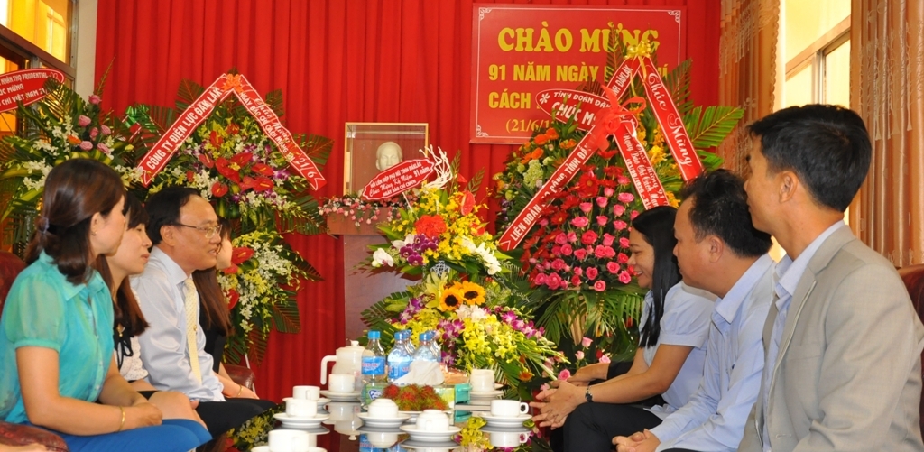 Liên đoàn Lao động tỉnh thăm hỏi, chúc mừng tập thể cán bộ, phóng viên, biên tập viên, công nhân viên Báo Đắk Lắk 