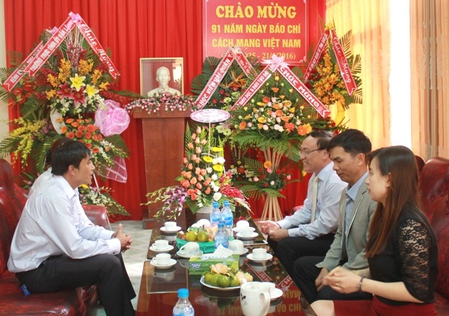 Ngân hàng Đông Á Chi nhánh  Đắk Lắk thăm hỏi, chúc mừng Báo Đắk Lắk