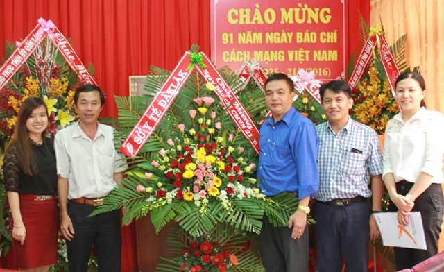 Sở Y tế tặng hoa chúc mừng